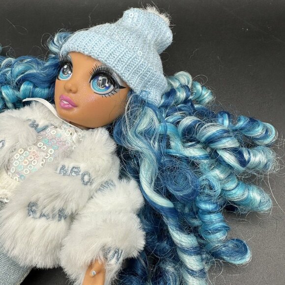Rainbow High Winter Break Skyler Bradshaw Doll White Jacket Faux Fur Coat Skates - Picture 8 of 12